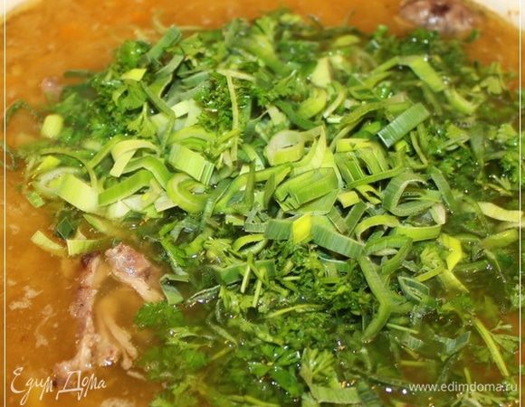 Когда щи снова начнут побулькивать, высыпать в кастрюлю приготовленную нарубленную зелень.
Видите, кроме петрушки в смеси зелененькой нашей, присутствует только лук порей. И больше ничего, в принципе, не надо.
