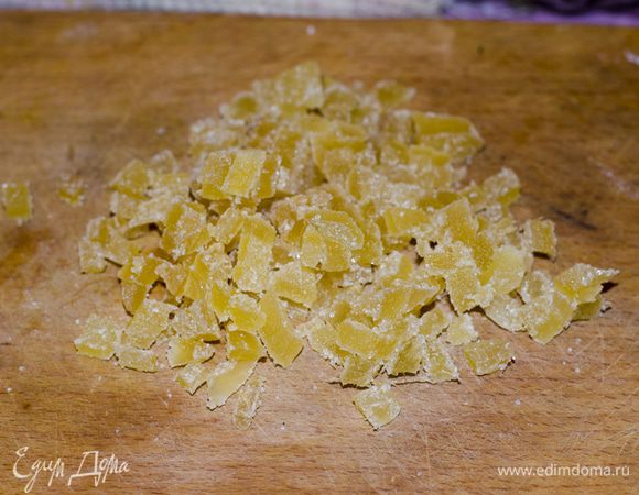 Имбирные цукаты нарезать и соединить с сухими ингредиентами.