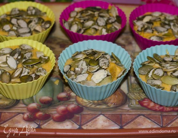 Заполнить силиконовые формочки на 2/3 тестом, сверху посыпать семечками и выпекать в духовке 30-40 мин.