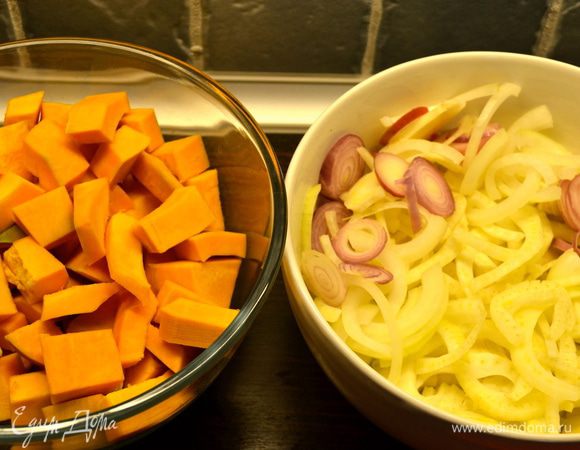 Тыкву нарезаем кубиками примерно 3-4 см. Овощи и яблоки чистим от кожицы и всего лишнего и режем. Фенхель, лук и шалот​ - полукольцами....., 