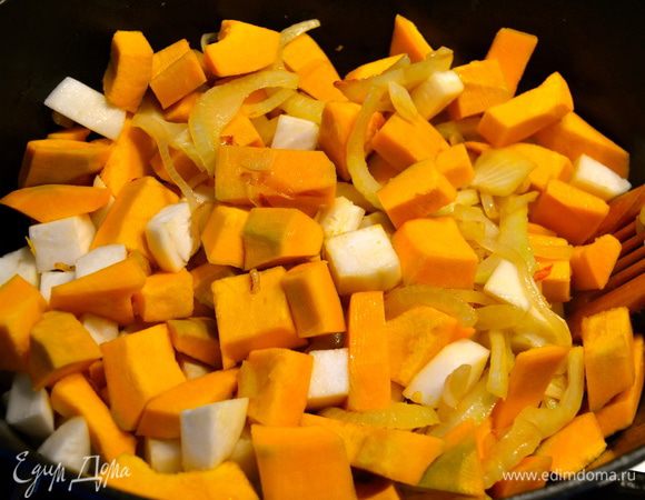 Через 3 минуты добавляем тыкву и репу. Перемешиваем.
