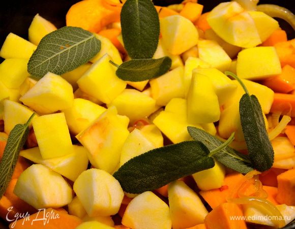 Через 5 минут кидаем яблоки и листья шалфея. Снова перемешиваем и даем потомиться.