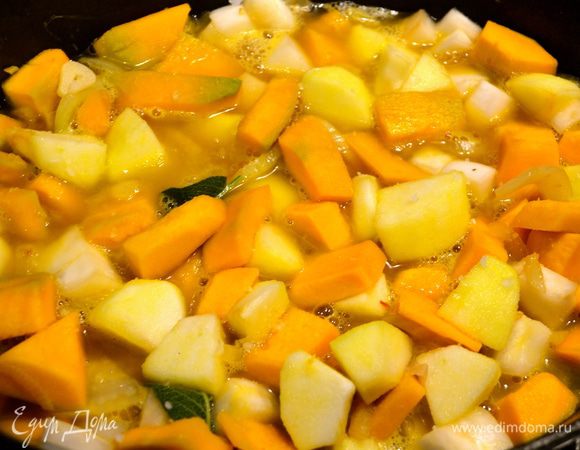 Через несколько минут заливаем овощи горячим бульоном (можно заменить на горячую воду), примерно на 3/4 объема. Тушим минут 20 на небольшом огне (до готовности овощей). Посолить и поперчить. 
