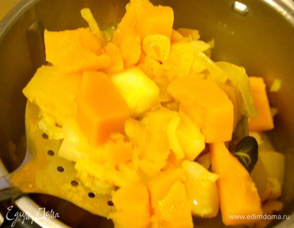 Готовые овощи достаем шумовкой, шалфей убираем. Взбиваем овощи в блендере. Консистенцию супа регулируем по вкусу. Мне такие супы-пюре нравятся достаточно густыми... 
