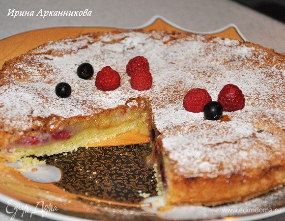 Тесто вынуть из хол-ка и растянуть по форме руками, сформировав бортики. Выложить начинку.
Выпекать 35-40 минут. Вынуть, остудить немного и посыпать сах.пудрой. Украсить ягодами. Разрезать уже остывшим полностью.