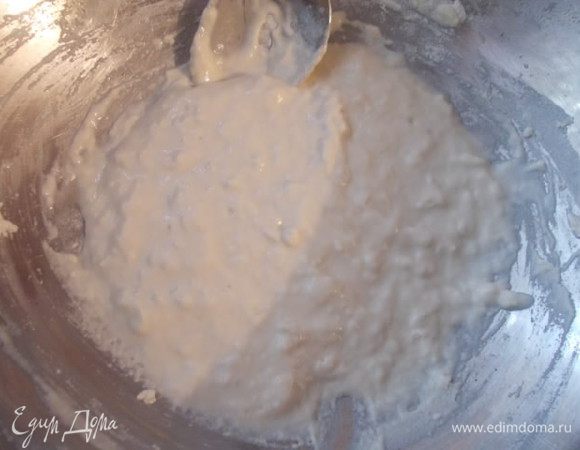 Дрожжи растворить в 220 г теплой воды. Хорошо размешать и оставить 1/3 стакана. Остальное вылить, оно нам не понадобится.