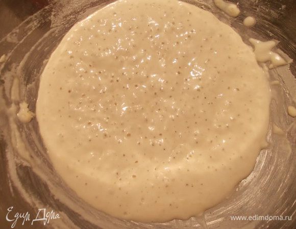 Добавить 100 г муки, перемешать,накрыть пленкой и оставить для увеличения объема на 8-12 часов (я оставляла на ночь).