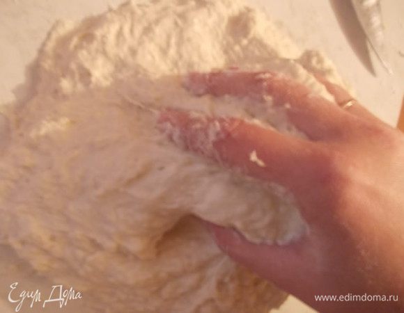 Замешиваем тесто из опары,мёда, 420 г воды, мёда, пюре, соли и 575 г муки. Месим 15 минут. Можно воспользоватся миксером с чашей. Тесто будет расплываться, но в конце замеса оно соберется вместе, хотя все равно будет липким и мягким. Так и должно быть.
