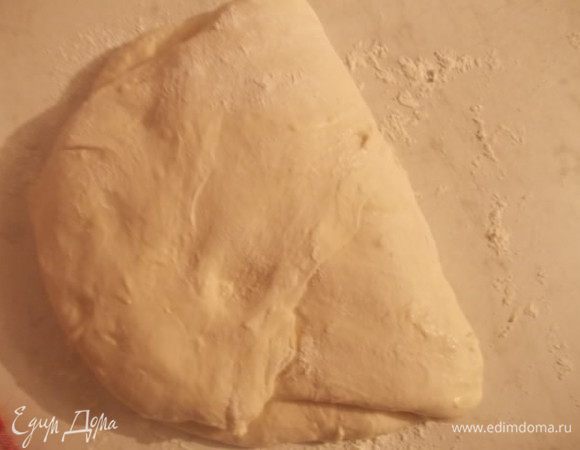 По прошествии 20 минут мы наше тесто присыпаем мукой и складываем пополам. Так нужно будет сделать ещё 3 раза, каждые 20 минут. После каждого раза накрывать тесто пленкой.
