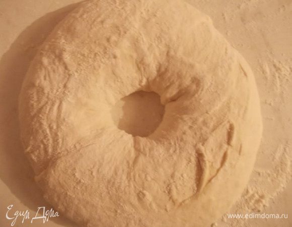 После достать наше тесто из формы, аккуратно прижать края, чтобы образовался шарик, окунуть пальцы в муку и сделать отверстие в хлебе. Можно сделать надрезы. Оставить на 1.5 часа на расстойку. Хлеб выпекать в разогретой духовке 230С 45 минут.
