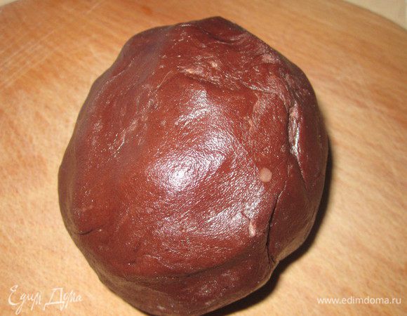 Взбить размягчённое сливочное масло, яйца, и сахар. Добавить какао, растопленный и охлаждённый шоколад, просеянную муку и замесить тесто. Завернуть тесто в пищевую плёнку и убрать в холодильник на 30 минут. 