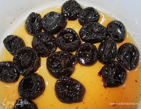 Чернослив залить водой и коньяком. Добавить сахар и ванильный сахар, перемешать. Варить на маленьком огне около 15 минут.