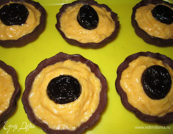 Половину чернослива нарезать мелко. Положить в корзинки, наполнить кремом и сверху чернослив. Приятного аппетита!
