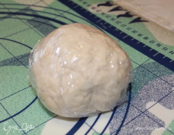 Замесить тесто: мука, соль, вода.
Оставить на полчаса.