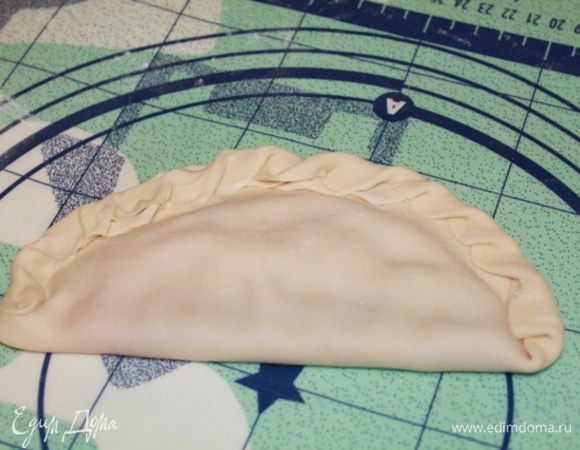 Закрепить края.