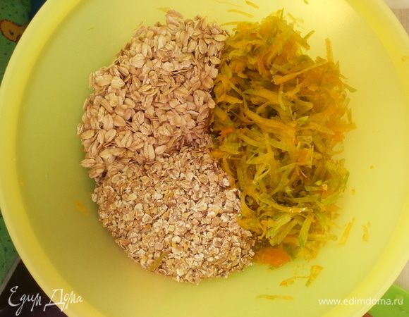 Натираем тыкву на крупной терке, хорошо отжимаем сок через марлю. Смешиваем ее с хлопьями и корицей.
