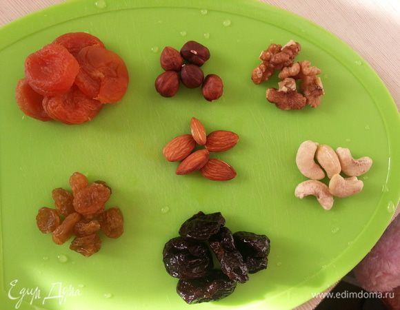 Подготавливаем орехи и сухофрукты. Всего беру по чуть-чуть, основной акцент — это тыква. Мелко рубим ножом.