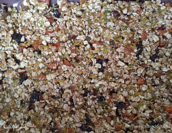 Смешиваем все ингредиенты, добавляем мед. Раскладываем на силиконовом коврике или пергаменте. Ставим в духовку, разогретую до 150°C, на 1 час. Периодически помешиваем.