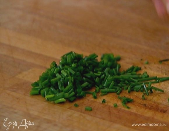 Шнитт-лук мелко порубить.
