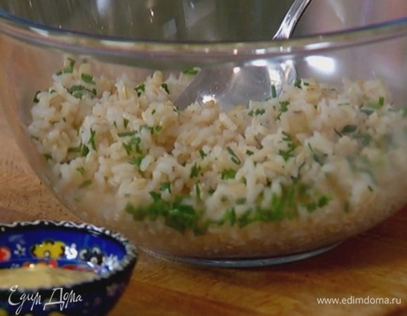 К отваренному рису добавить шнитт-лук и перемешать.
