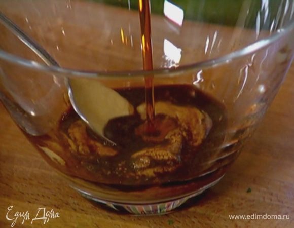 Приготовить заправку: соединить горчицу, соевый соус, кленовый сироп, поперчить и все перемешать.