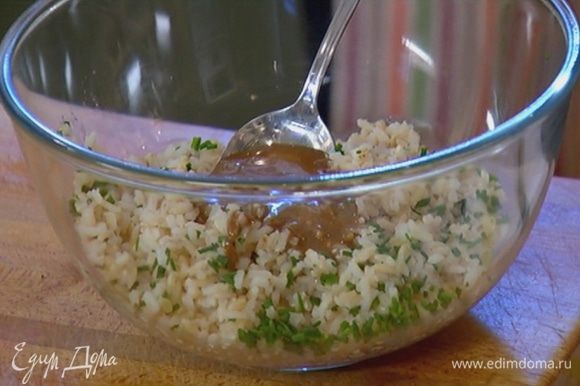 Полить салат из риса заправкой и перемешать.