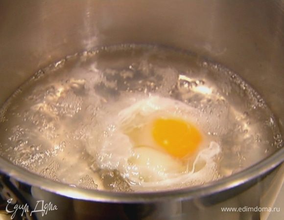 В небольшой кастрюле вскипятить 500 мл воды, влить уксус, с помощью венчика сделать маленький водоворот и в центр воронки разбить яйцо. Убавить огонь и варить 2–3 минуты, затем выложить яйцо на бумажное полотенце.