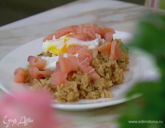 Переложить салат на тарелку, сверху поместить яйцо, слегка разломив его, чтобы желток потек. Семгу нарезать тонкими полосками и выложить на салат.