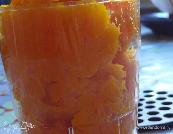 Приготовить тыквенное пюре. Для этого почистить тыкву, порезать ее крупными кусочками, завернуть в фольгу и запечь в духовке при температуре 200 °C примерно 30 минут.
Спюрировать тыкву при помощи погружного блендера или, как сделала я, обычной толкушкой для картошки. Отвесить 200 гр.