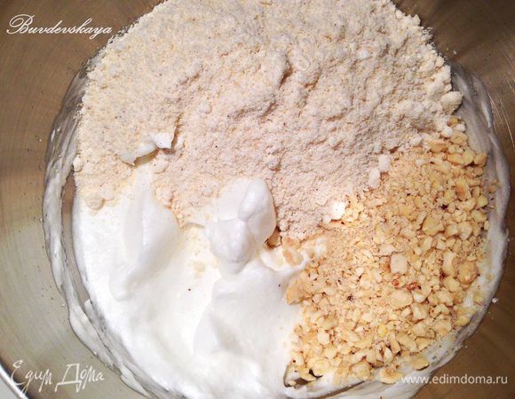 Взбить белки (5 шт.) с сахарным песком до появления устойчивых пик. Во взбитые белки добавить крупно порубленные орехи и орехово-сахарную пудру. Аккуратно перемешать.