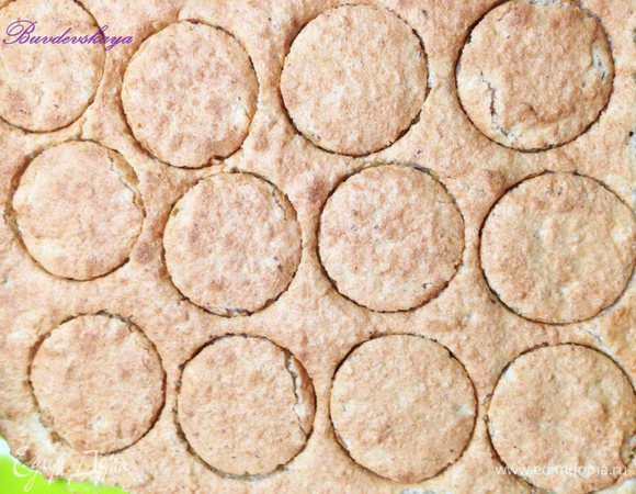 Противень застелить силиконовым ковриком, выложить на него белково-ореховую массу и разровнять силиконовой лопаткой. Выпекать в предварительно разогретой духовке до 180 градусов 10- 12 минут до легкого золотистого цвета. Немного остудить полученный дакуаз и вырезать из него формочкой для печенья кружки, меньшего диаметра, чем диаметр формы для пирожных.