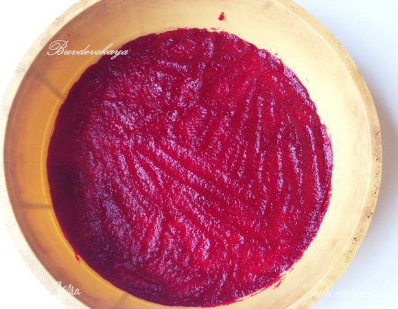 Теперь займемся конфитюром. Смешать  1 ст.л. сахарного песка с желфиксом (см.инструкцию на упаковке ). Клюквенное пюре нагреть примерно до 40 градусов, добавить желфикс с сахаром, перемешать. Довести до кипения, добавить оставшийся сахар, довести еще раз до кипения и варить 3-4 минуты. Выложить конфитюр в силиконовую форму для запекания и разровнять, до получения толщины 5 мм.  Отправить в морозильную камеру.