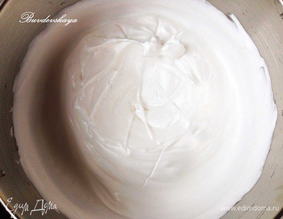 Готовим Итальянскую меренгу для муссов. Белки подогреваем: миску с белками ставим в миску большего размера с горячей водой минут на 10. Готовим сахарный сироп. Заливаем сахарный песок водой. Помешивая, доводим до кипения, уменьшаем огонь и кипятим минут 6-7.  В это время  начинаем взбивать белки на низких оборотах. Когда белки образуют устойчивую пену, добавляем частями столовую ложку сахара и продолжаем взбивать, увеличивая скорость миксера. Как только белки достигли консистенции мягких пиков, снимаем с огня сахарный сироп и начинаем вливать тоненькой-тоненькой струйкой, не прекращая взбивать при этом. Продолжаем взбивать до получения стабильной, устойчивой массу - ее буквально можно резать ножом.