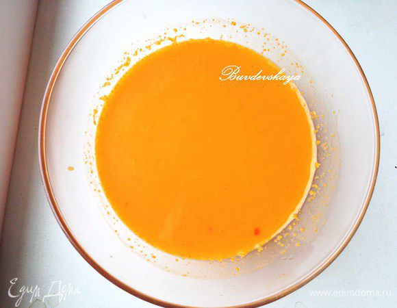 Приступим к Облепиховому муссу. Желатин замочит в холодной воде на 10 минут (см.инструкцию на упаковке). Половину облепихового пюре довести ПОЧТИ до кипения- 70 градусов (но не кипятить !).  Добавить  желатин и размешать до его полного растворения. Добавить остальное пюре и остудить смесь до комнатной температуры. Добавить половину Итальянской меренги  (вторя половина для тыквенного мусса) и аккуратно перемешать до однородности. 