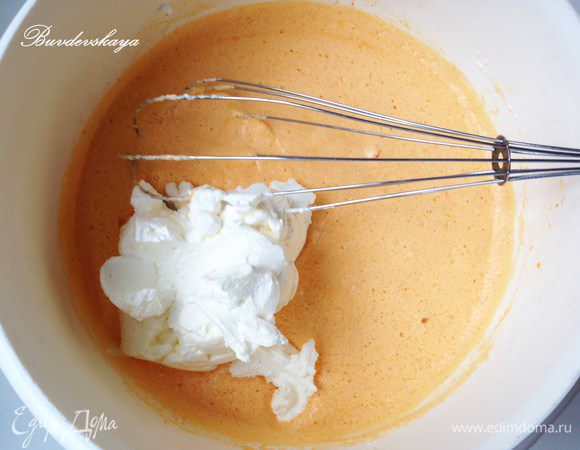 Сливки взбить до мягких пик и разделить на две части. Одну оставить для тыквенного мусса, а другую добавить к облепиховой массе и аккуратно перемешать. 