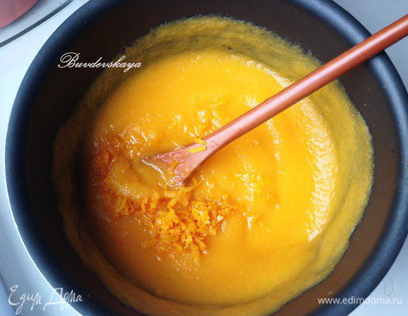 Готовим Тыквенный мусс почти так же как облепиховый. Желатин замачиваем в холодной воде на 10 минут. Половину пюре доводим до 70 градусов.  Добавляем желатин и размешиваем его до растворения. Добавляем остальное пюре и цедру апельсина. Остужаем  до комнатной температуры. Добавляем итальянскую меренгу, перемешиваем до однородного состояния.  Добавляем взбитые сливки и аккуратно перемешиваем. Выложить тыквенный мусс сверху конфитюра. 