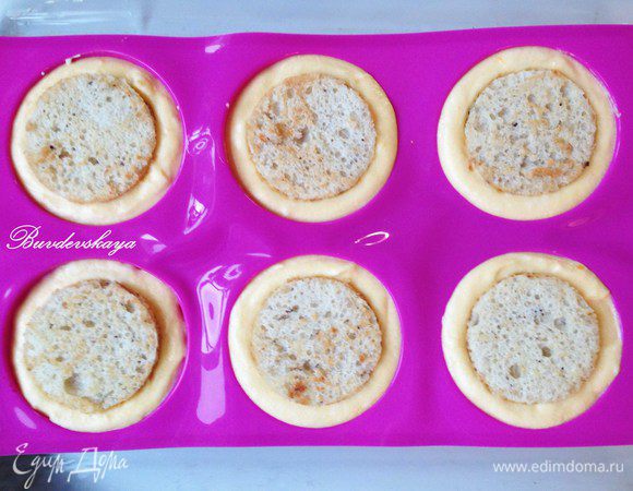 Накрыть  кружком фундучного дакуаза. Убрать в морозильную камеру на 3-4 часа или на ночь. Украсить по вкусу. Я сделала карамельные шапочки. ENJOY !