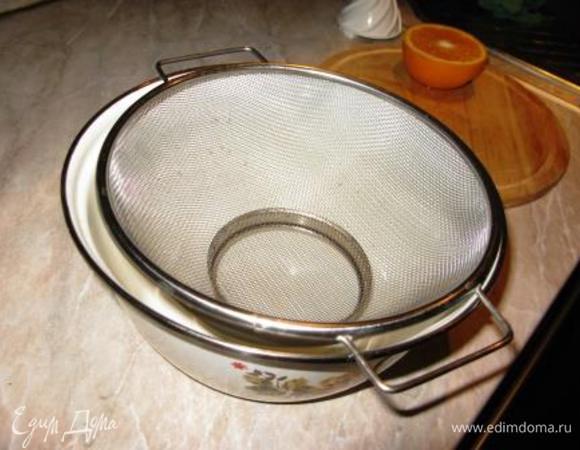 Размять в пюре. Для мусса горячее пюре необходимо протереть через сито. Уж насколько я не люблю этот этап, в данном случае его не избежать. Зачем нам в муссе волокна?