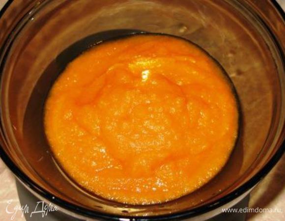 Из апельсина выжать сок и процедить. Желатин замочить в небольшом количестве сока.