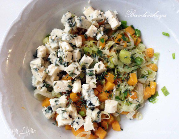 Рокфор нарезать также кубиками и добавить в миску к овощам. Добавить при необходимости соль, поперчить. Снять с веточек тимьяна листочки и также добавить к начинке. Перемешать.