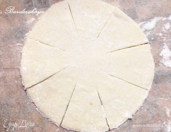 Сделать надрезы в виде лепестков примерно по 2 см, но не доходя до центра. 