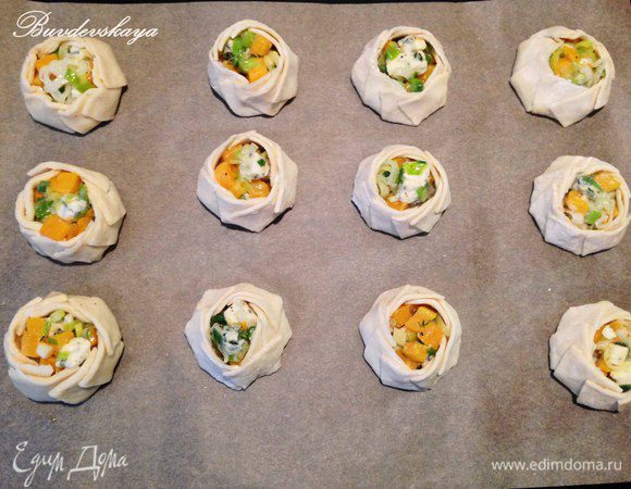 Выстелить противень пергаментом и выложить  на него наши пирожки. Смазать взбитым желтком и выпекать в предварительно разогретой духовке до 200 градусов минут 10-15 до золотистого цвета ! Очень вкусно с супом, бульоном или горячим напитком ! ENJOY !