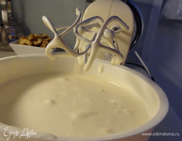 Взбить яйца, постепенно добавляя сахар, в густую массу.