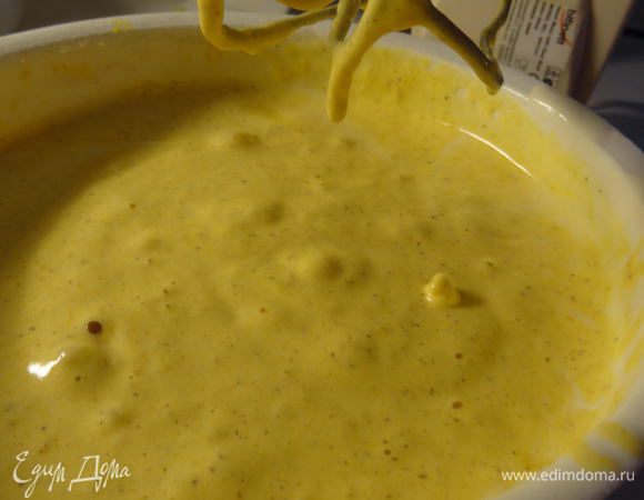 Добавить тыквенное пюре и миндальную эссенцию. В отдельной мисочке смешать сухие ингредиенты: муку, разрыхлитель, корицу и соль. Добавить их к основной массе.