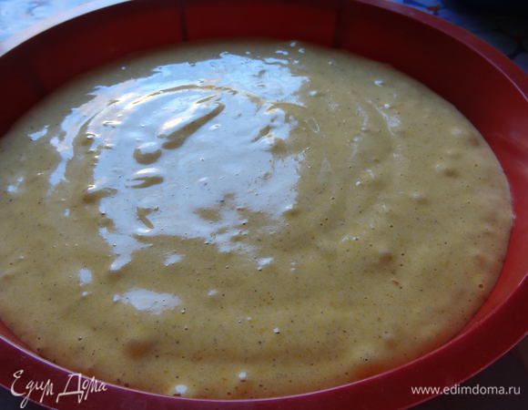 Испечь бисквит при температуре 200 °C до готовности. Я использовала силиконовую форму диаметром 24 см. Разрезать охлажденный бисквит на 3 коржа.