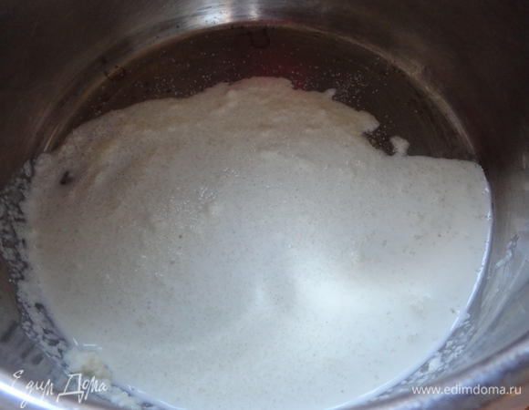 Готовим крем. Развести желатин в 50 гр. сливок и оставить на 5 минут. 