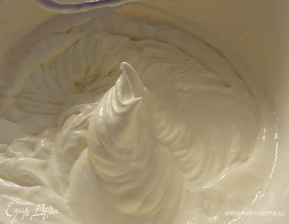 За это время взбиваем оставшиеся сливки с добавлением ванильного сахара и пудры.