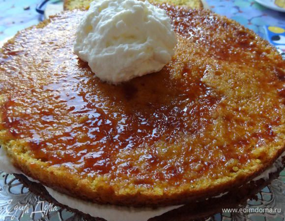 Каждый корж промазываем вначале тонким слоем варенья, а затем слоем взбитых сливок.