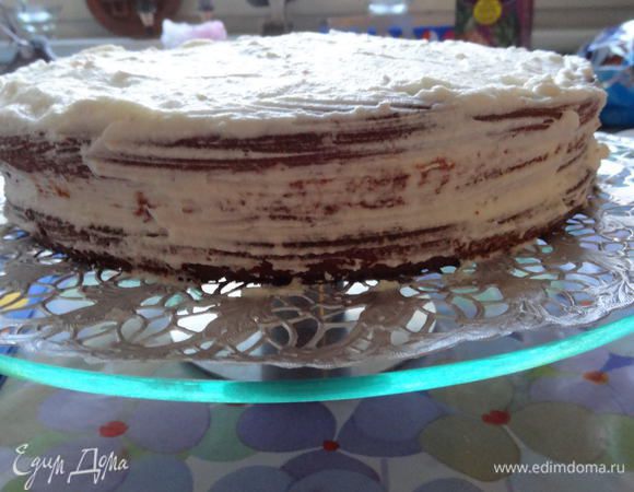 Верх и бока торта тоже обмазываем взбитыми сливками.