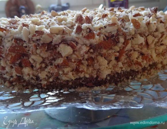 Посыпаем верх и бока торта миндалем. Предварительно миндаль обжариваем на сухой сковороде и дробим на крупные кусочки. Я положила миндаль в 2 целлофановых пакета, завязала на узел и с помощью толкушки измельчила его.
Обжарка миндаля придает орехам более яркий, насыщенный вкус.